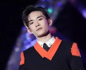 易烊千玺的父母照片